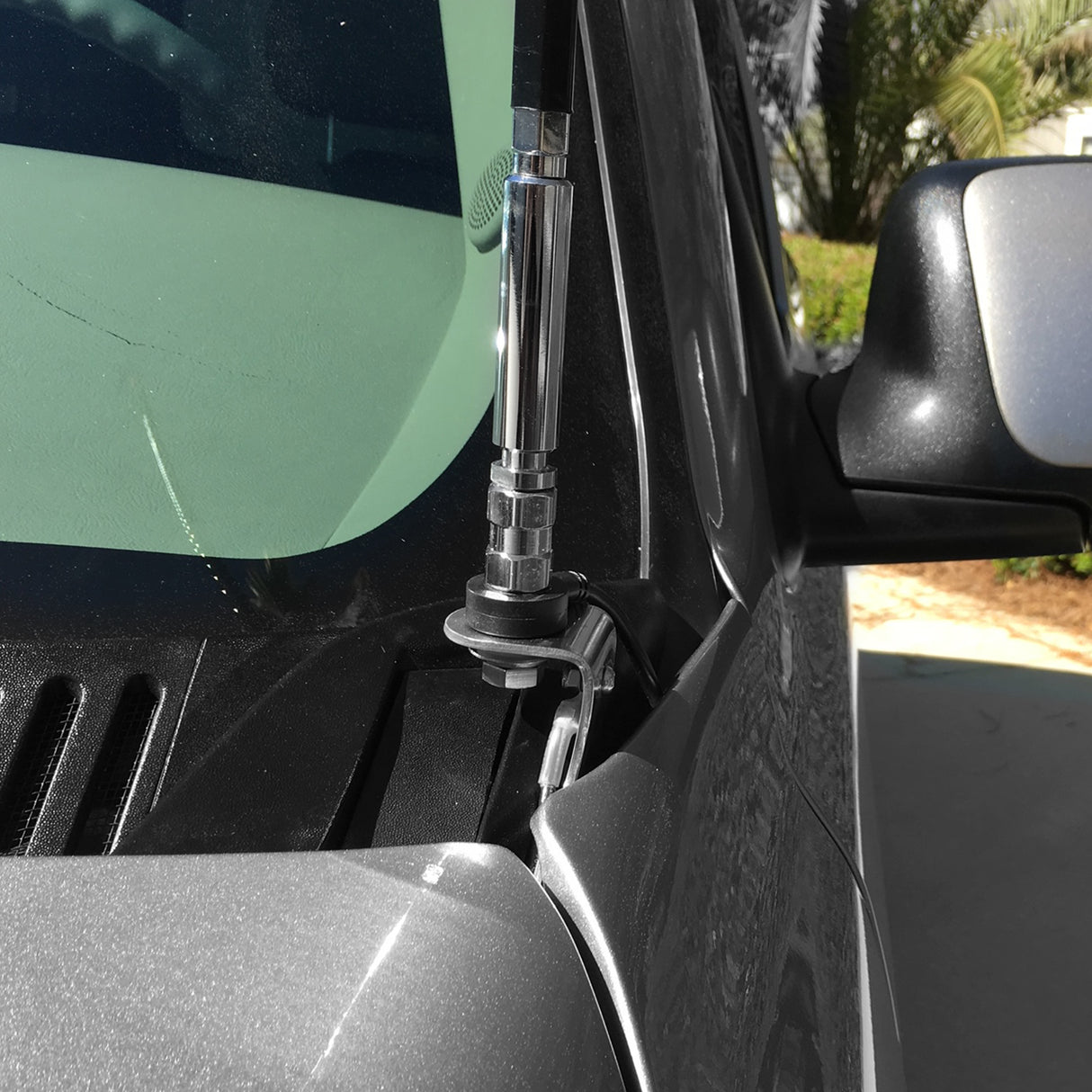 Hood Mount installed on Chevy 2002-2007 | Right Channel Radios
